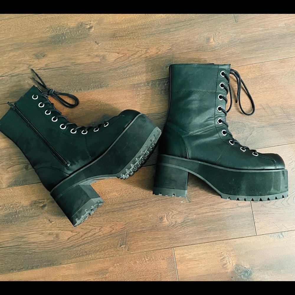 Demonia Ranger 301 size 10 women